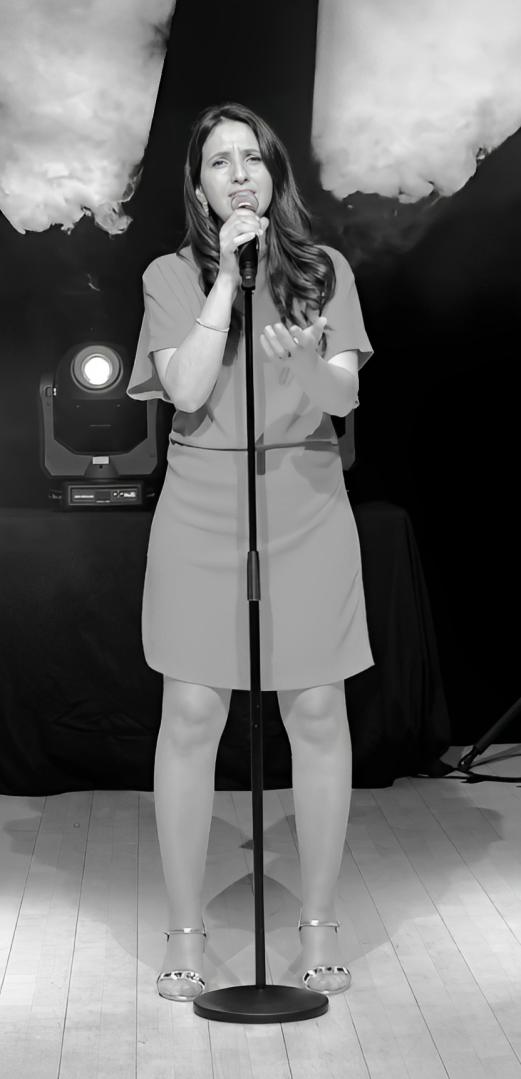 Isalia chantant devant un public lors d'un concert intimiste